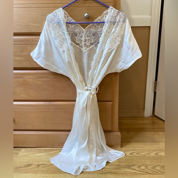 Pearl white “Bridal” 💍 Robe with beautiful detailing S/M - Picture 13 of 14